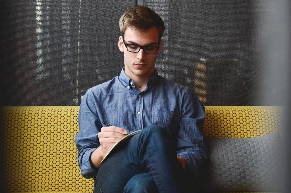 jeune homme qui s'intéresse à une formation en gestion de carrière