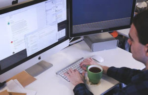 ne pas perdre sa motivation Entrepreneur motivé sur son ordinateur