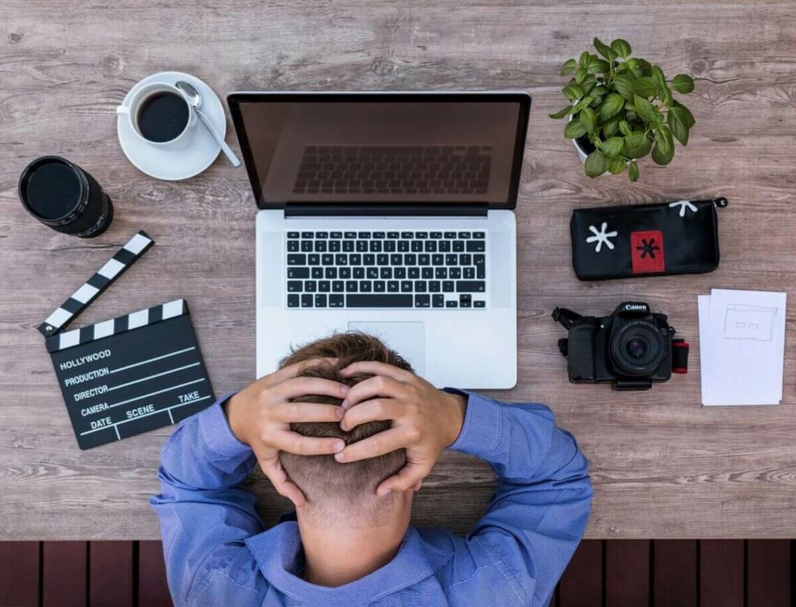 Homme perd sa motivation au bureau