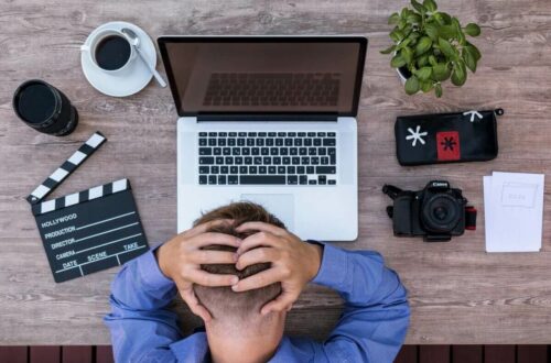 Homme perd sa motivation au bureau