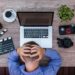 Homme perd sa motivation au bureau