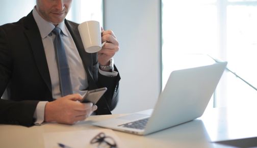 Entrepreneur sur son téléphone au bureau