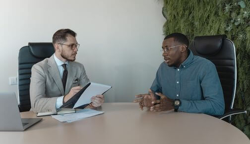 Manager donnant un feedback