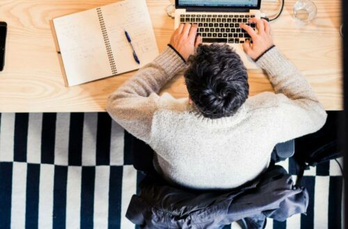 Motivé et concentré au travail