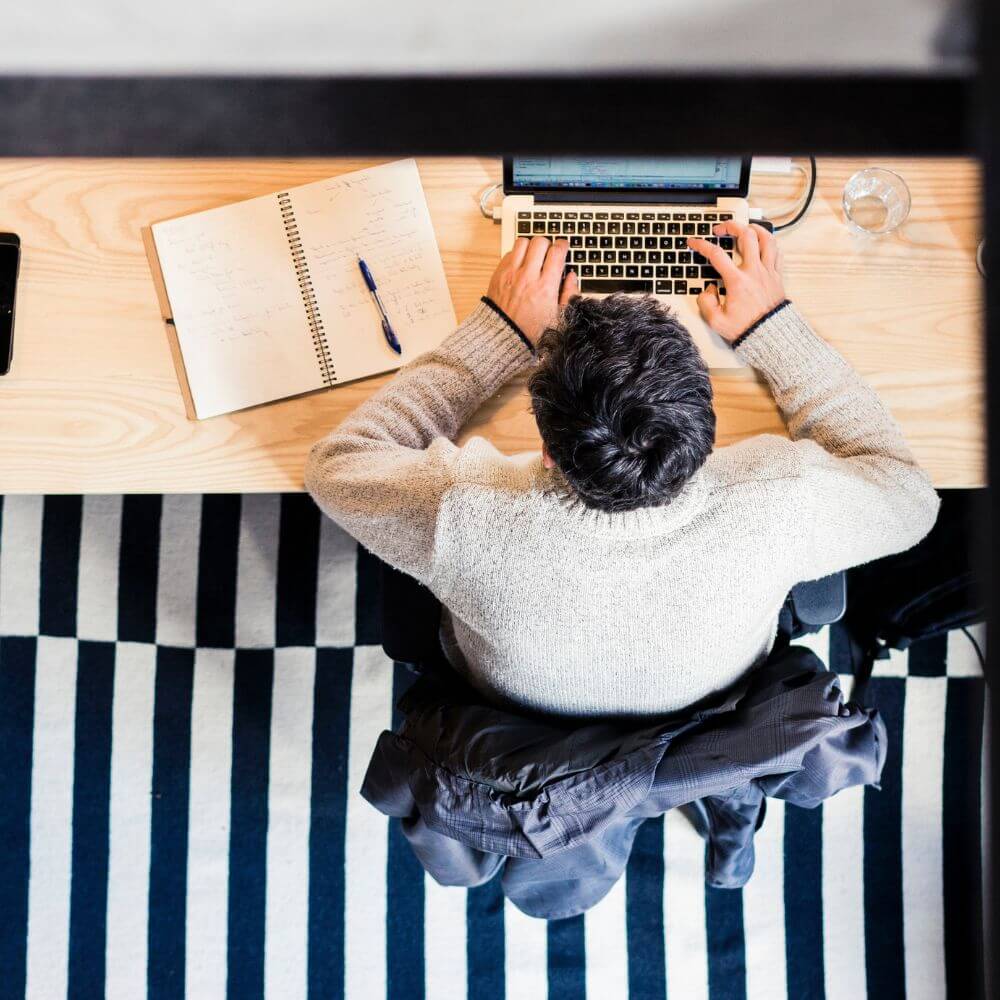 Motivé et concentré au travail